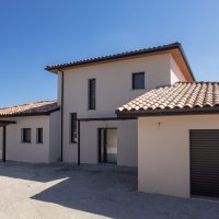 Villa d'architecte avec étage 170 m2 Sud Toulouse : double garage , plafond climatique, carport & terrasse bois/métal.